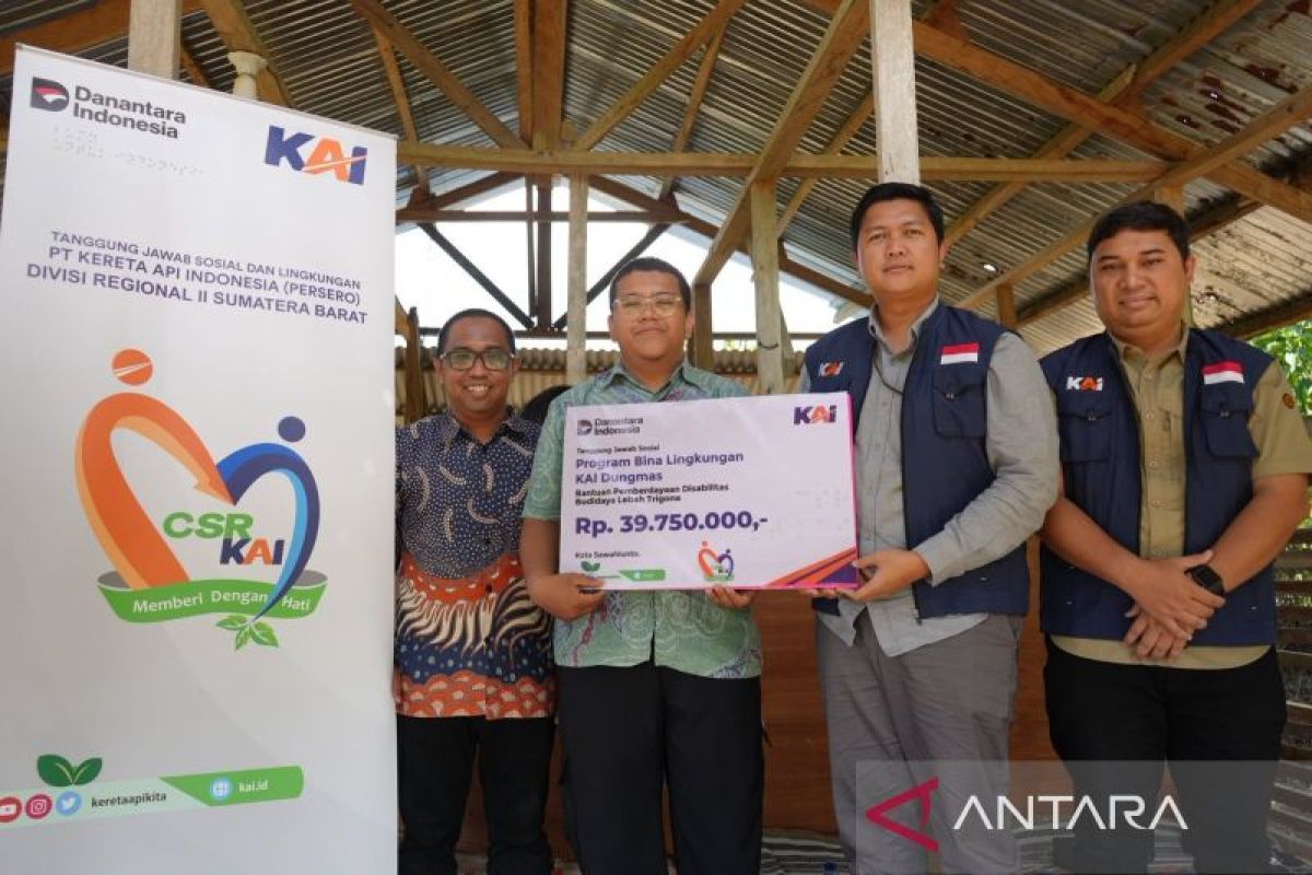 KAI Divre II Sumbar Salurkan Bantuan Rp69 Juta untuk Budidaya Lebah Trigona dan Revitalisasi Lapangan SMAN 3 Sawahlunto