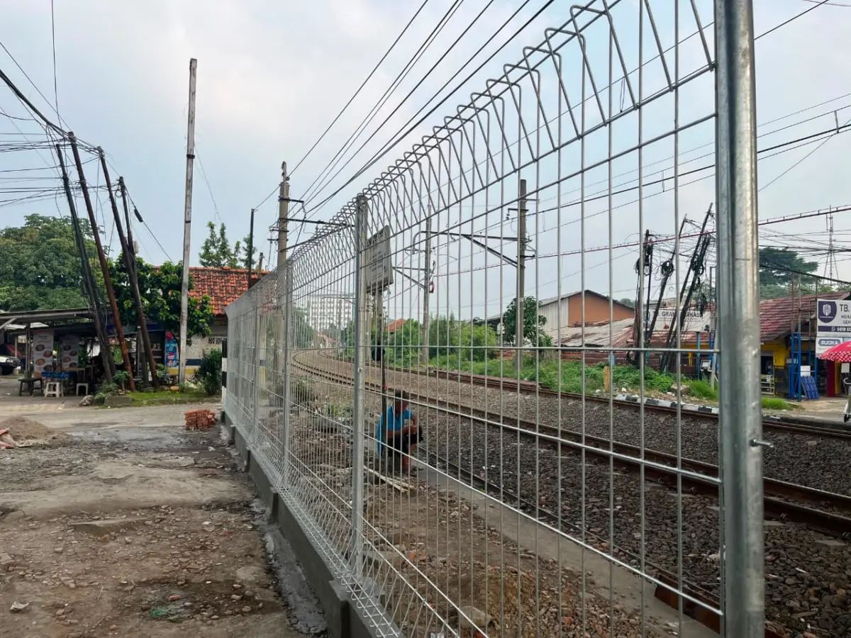 Sering Tewaskan Pejalan Kaki, Rel Kereta di Jalan KH Sholeh Iskandar Bogor Kini Dipasangi Pagar Pembatas Sepanjang 152 Meter