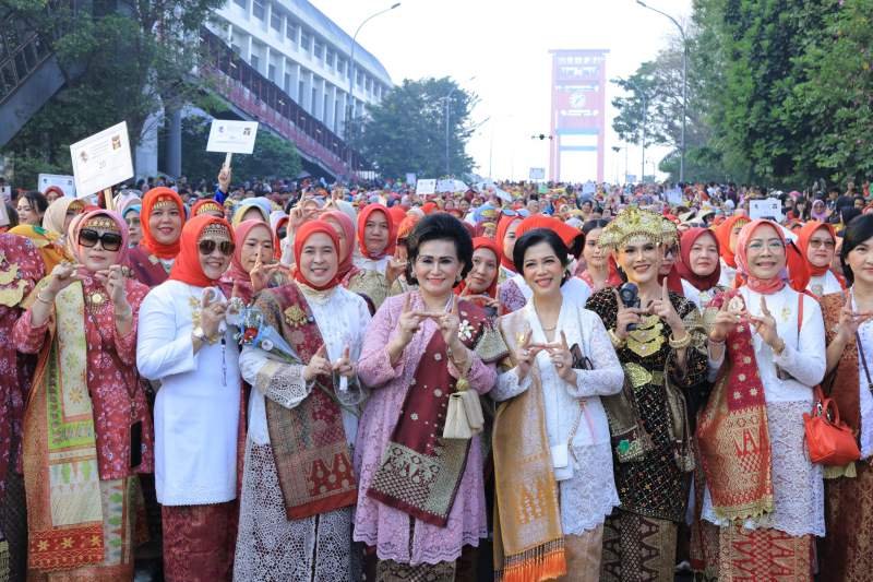 Ribuan Perempuan Kebaya dan Songket Padati Jembatan Ampera Palembang, UMKM Kebagian Rezeki di CFD