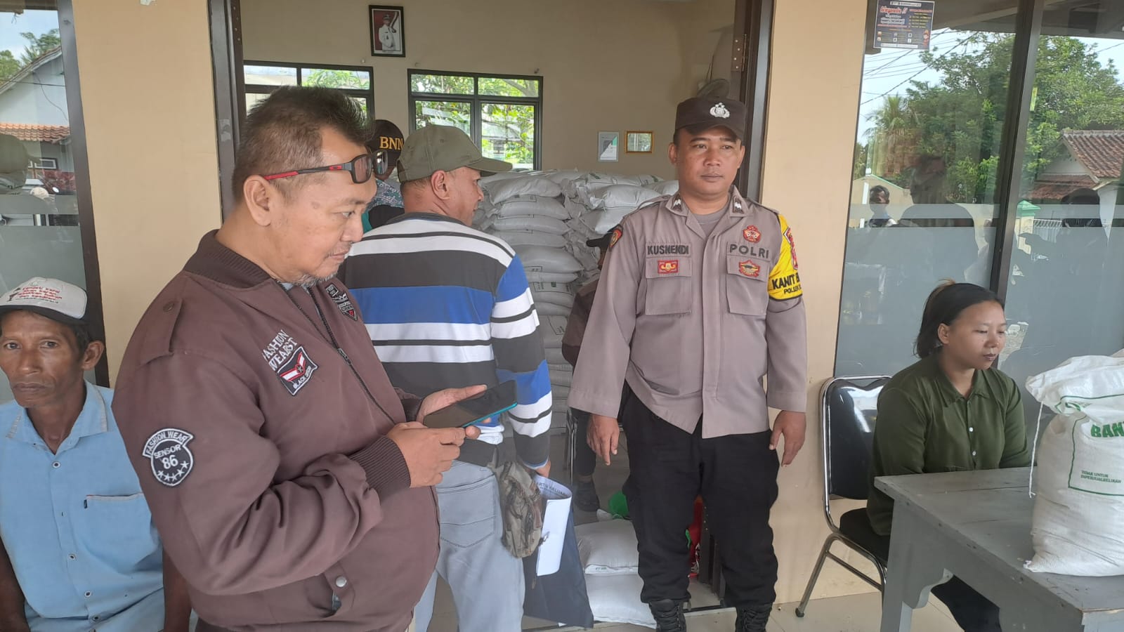 Polsek Cisaga Ciamis Kawal Penyaluran Bantuan Pangan ke 621 Keluarga di Desa Bangunharja