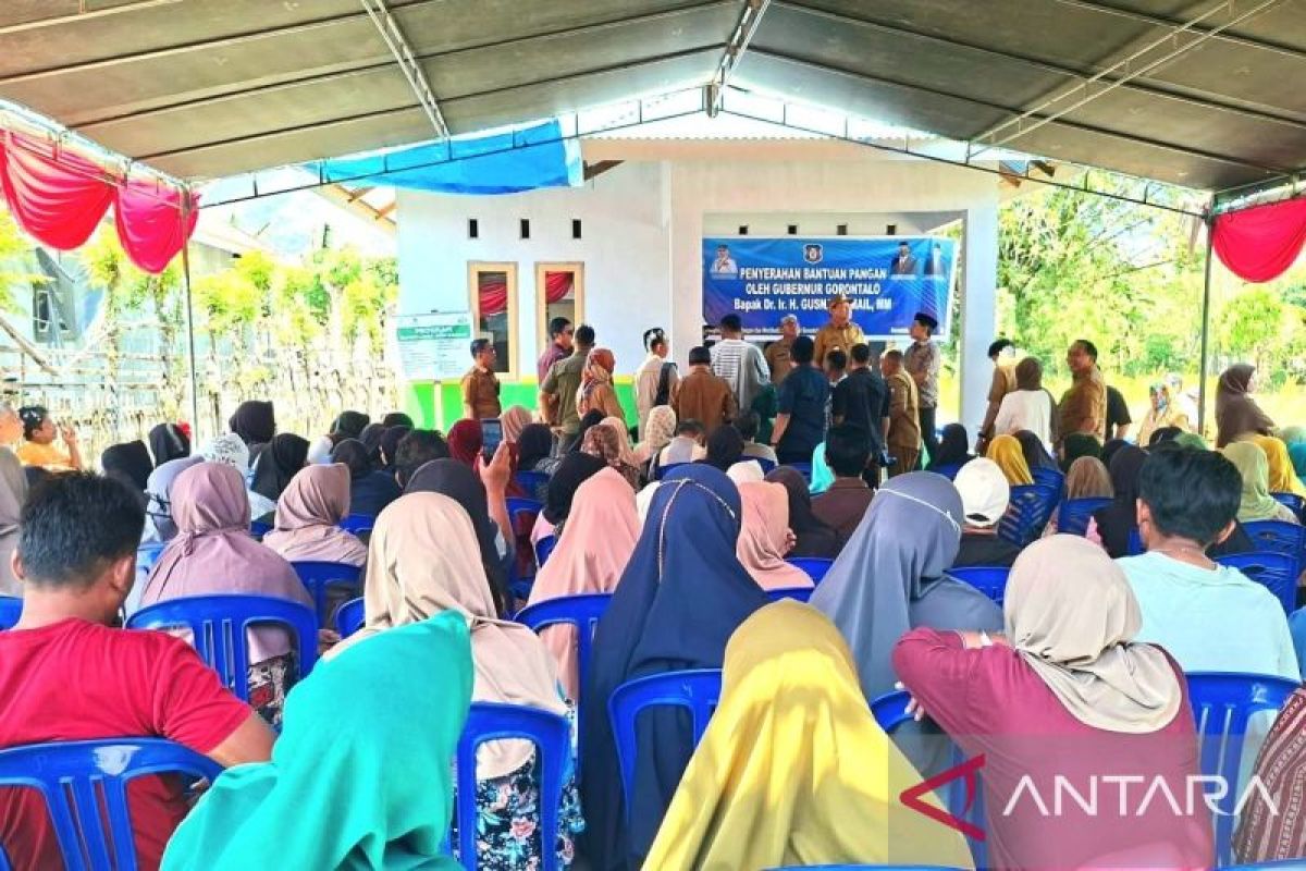 Bupati Bone Bolango dan Wakil Gubernur Gorontalo Salurkan Bantuan Pangan bagi 907 Keluarga di Kabila