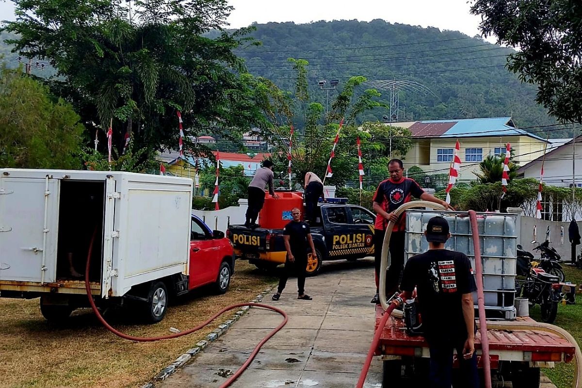 Kekeringan Melanda Anambas, Damkarmat Salurkan 15-20 Ton Air Bersih per Hari ke 10 Titik