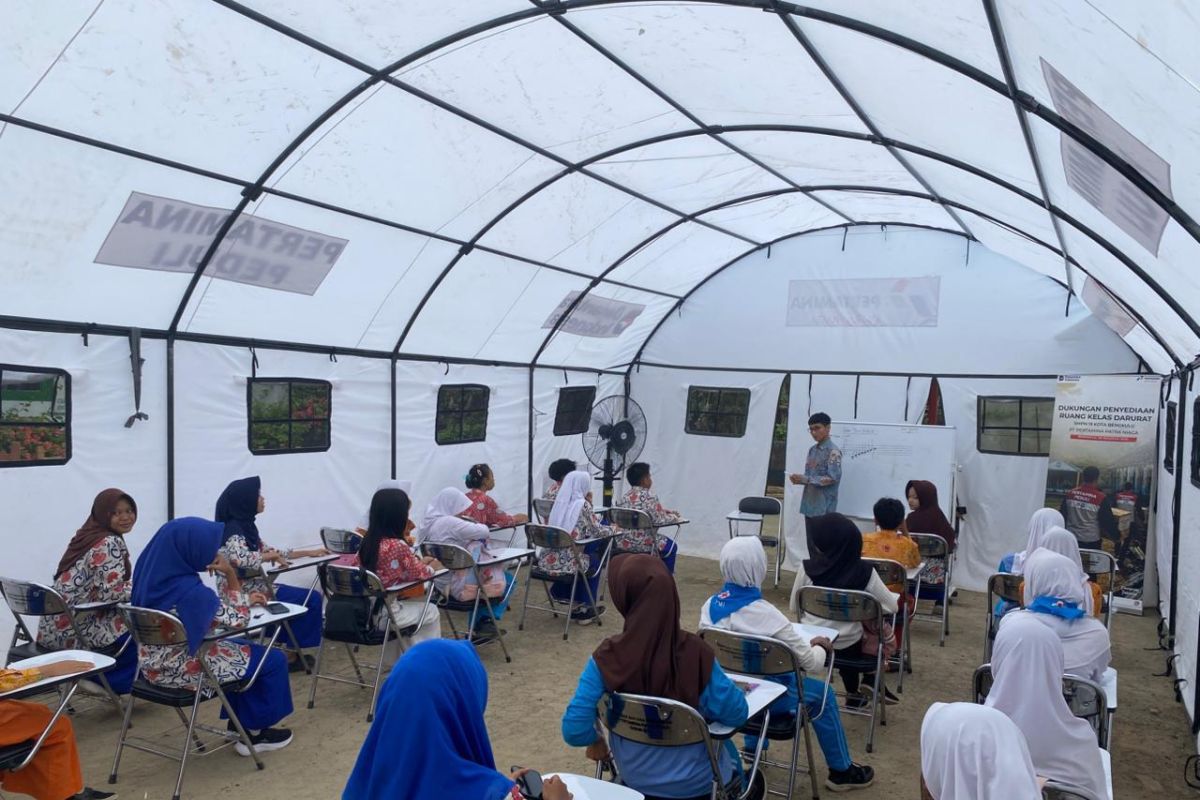 Pertamina Patra Niaga Serahkan 4 Tenda dan 160 Meja Kursi untuk Ruang Belajar Darurat SMPN 19 Bengkulu