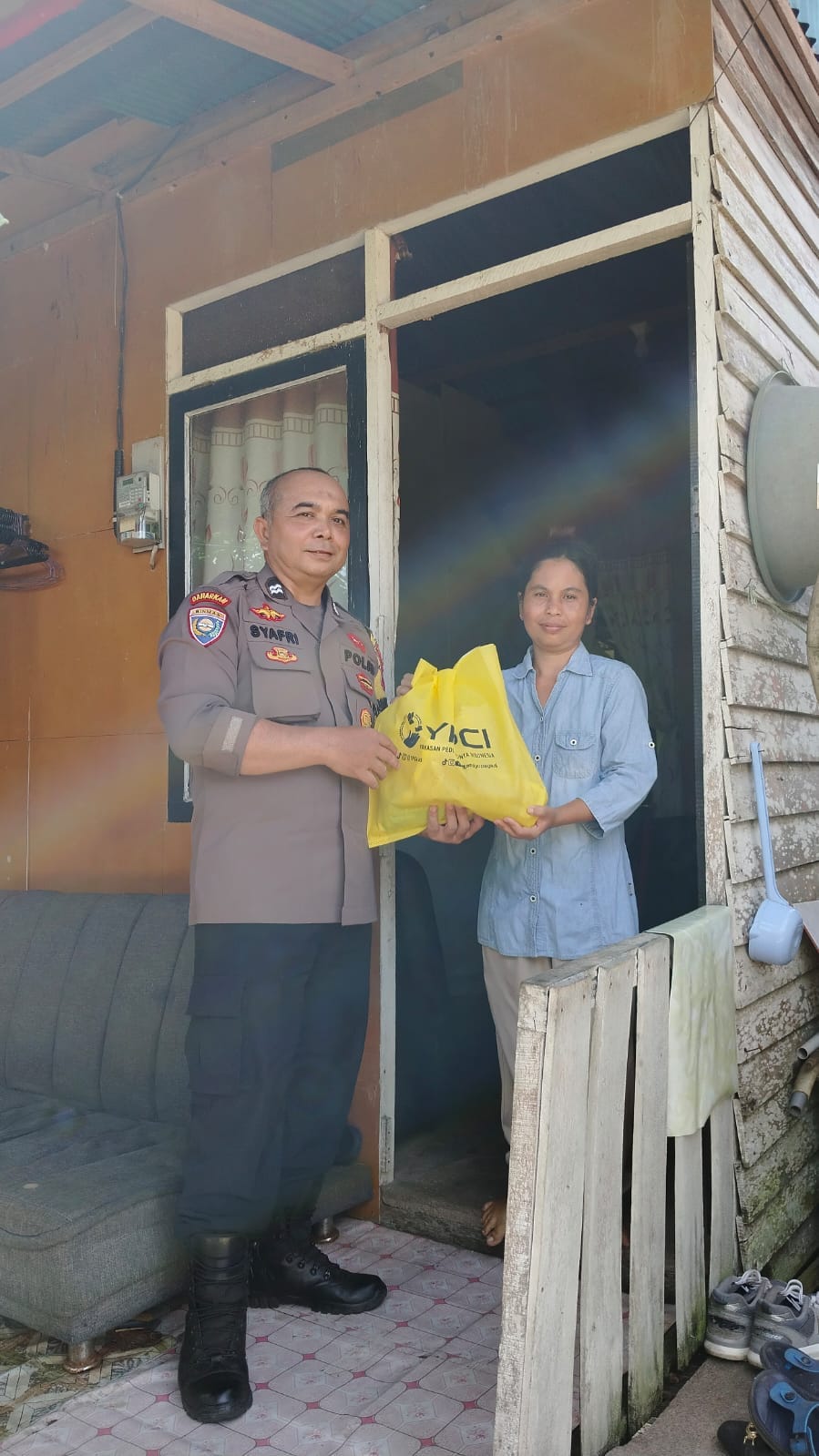 Bhabinkamtibmas Pontianak Selatan Salurkan Bansos Door-to-Door, Wujud Kepedulian Polri di HUT Bhayangkara ke-80