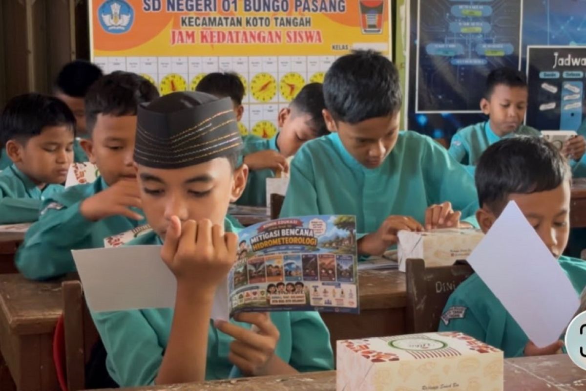 Tim UNP Bekali Siswa SD di Padang Literasi Bencana Lewat Komik Digital di Telepon Pintar