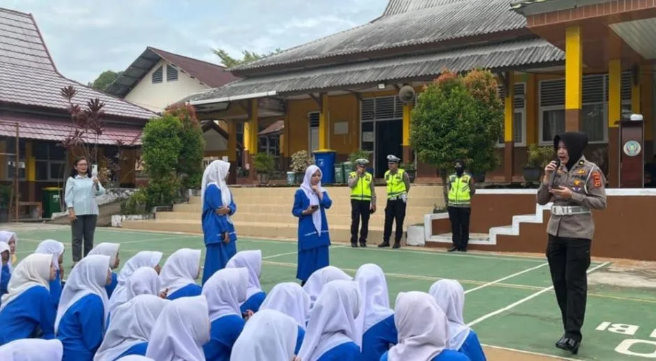 Ditlantas Polda Jambi Bekali Siswa SMAN 10 Teknik Berkendara Aman
