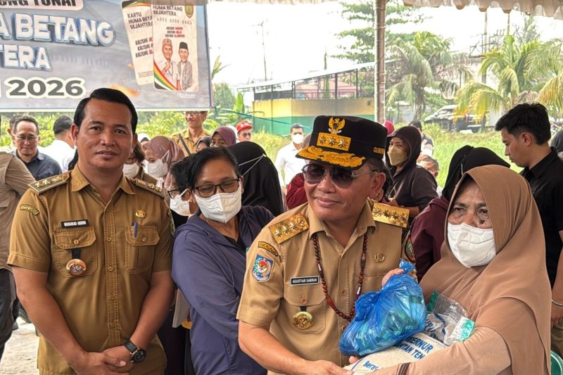 Gubernur Kalteng Turun Langsung Salurkan Bantuan Karhutla dan KHBS di Palangka Raya, 500 KK Terdampak Terima Beras dan Minyak