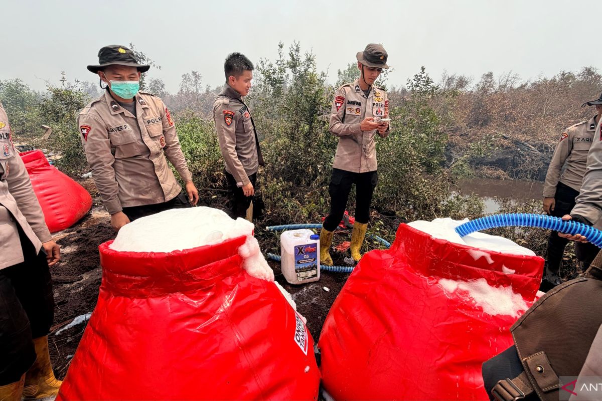 Polda Sumsel dan SLOG Polri Padamkan Karhutla di Lahan Gambut OKI Pakai Drone dan Cairan X-Fire