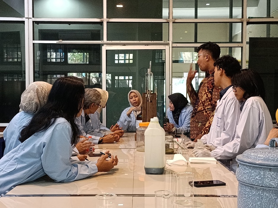 FMIPA UNS Latih UMKM Herbal Solo Pakai Teknologi Ekstraksi Modern, Serahkan Alat Destilasi ke Ratu Botani