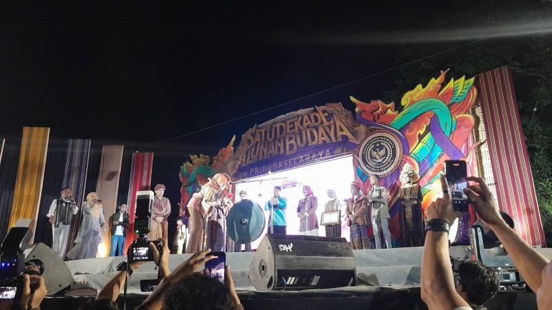 10 Tahun Alunan Budaya, Pringgasela Lombok Timur Gelar Karnaval Tenun Malam dan Tegaskan Tenun sebagai Identitas NTB
