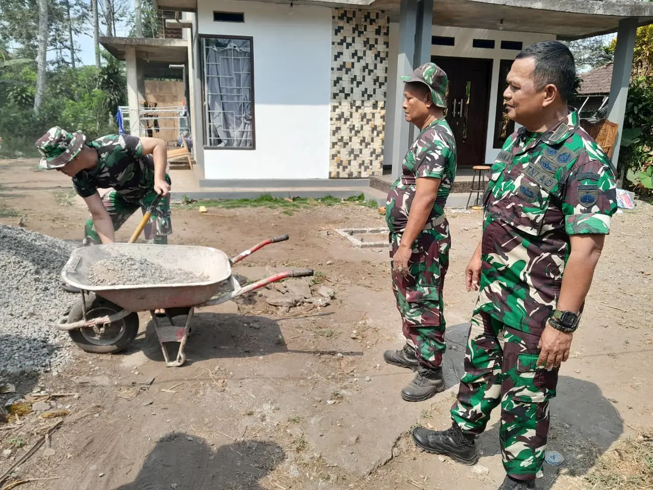 Satgas TMMD Reguler ke-129 di Desa Cukil Mulai Bersihkan Sisa Material RTLH, Warga: Kami Sangat Terbantu