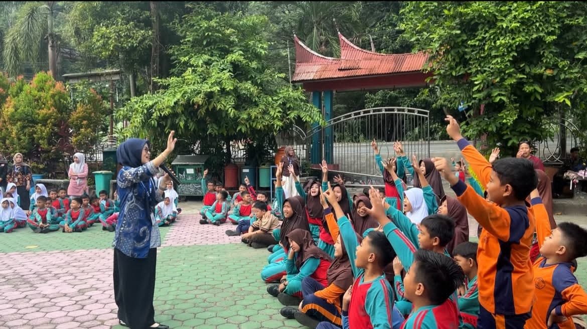 Mahasiswa KKN UNP Pasang Plang Titik Sampah di Enam Dusun Muaro Kalaban, 100 Siswa Ikut Edukasi Pemilahan