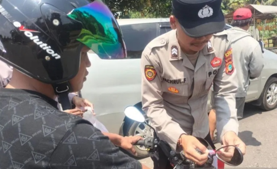 Polres Bangka Barat Bagikan 395 Bendera Merah Putih ke Pengguna Jalan, Ajak Warga Kibarkan di Rumah