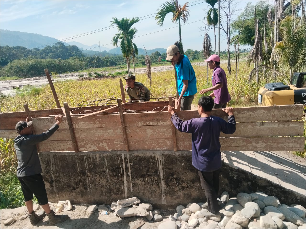 Kodim 0108/Aceh Tenggara Pasang Mal Pondasi Jembatan Gantung di Desa Lawe Pinis, Warga dan Babinsa Gotong Royong