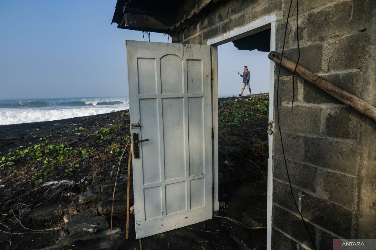 Gelombang Tinggi Terjang Pantai Pandansimo Bantul, Bangunan Warga di Srandakan Rusak
