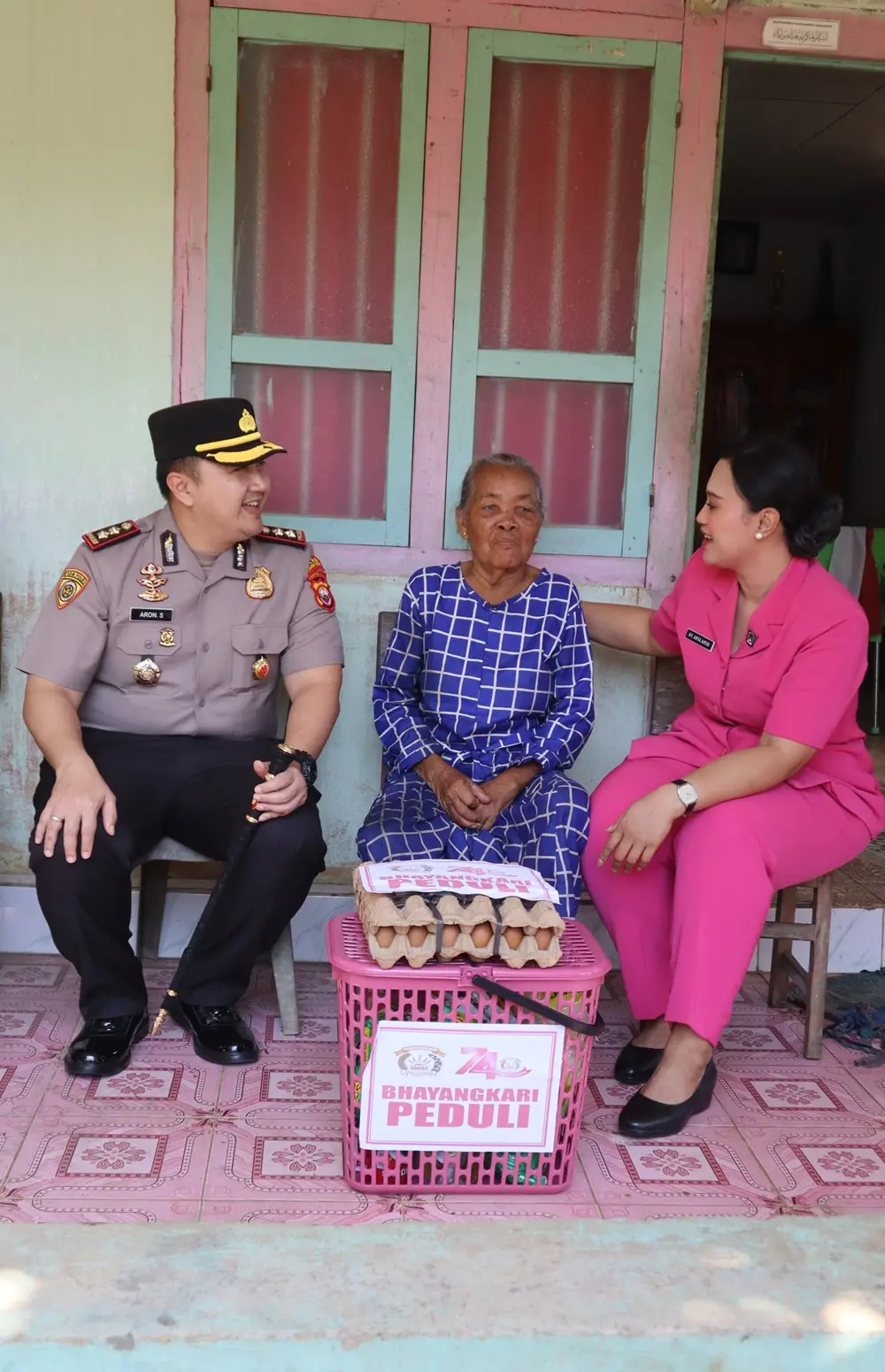 Bhayangkari Bengkulu Selatan Salurkan Bansos ke 5 Warga Desa Ulak Lebar di Pino, Kapolres Aron Sebastian Turun Langsung