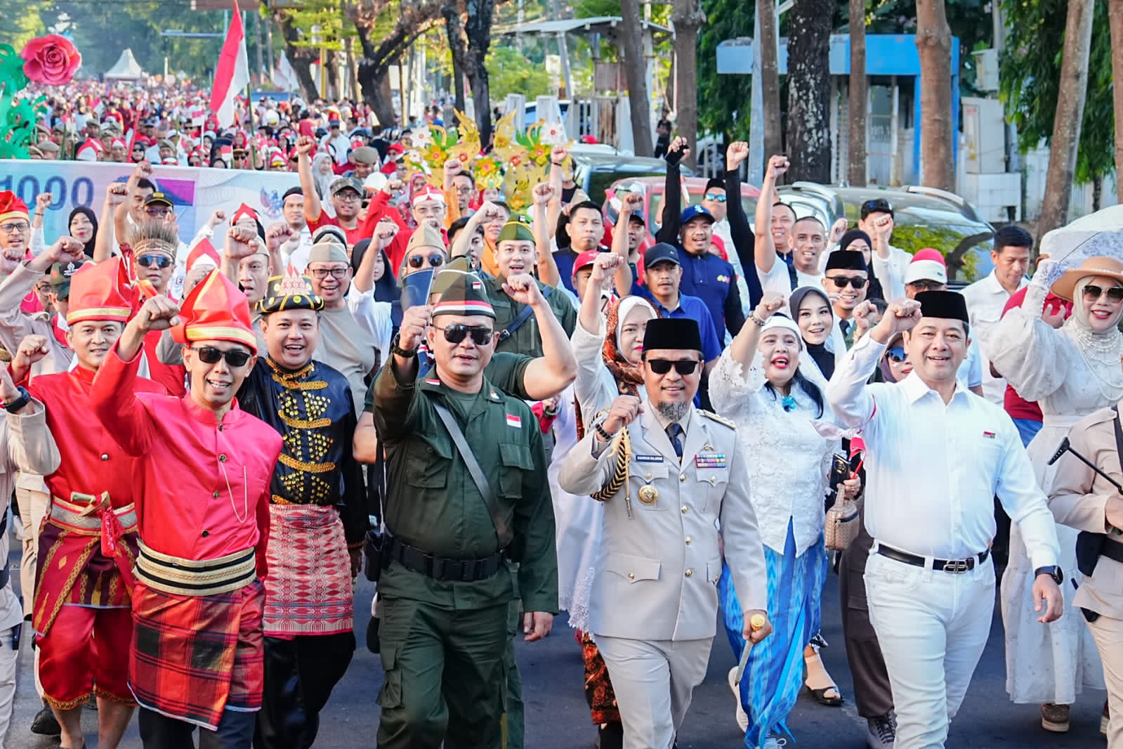 Gubernur Sulsel Andi Sudirman Pimpin Jalan Sehat Anti Mager dan Kirab Kemerdekaan HUT RI ke-81 di Makassar