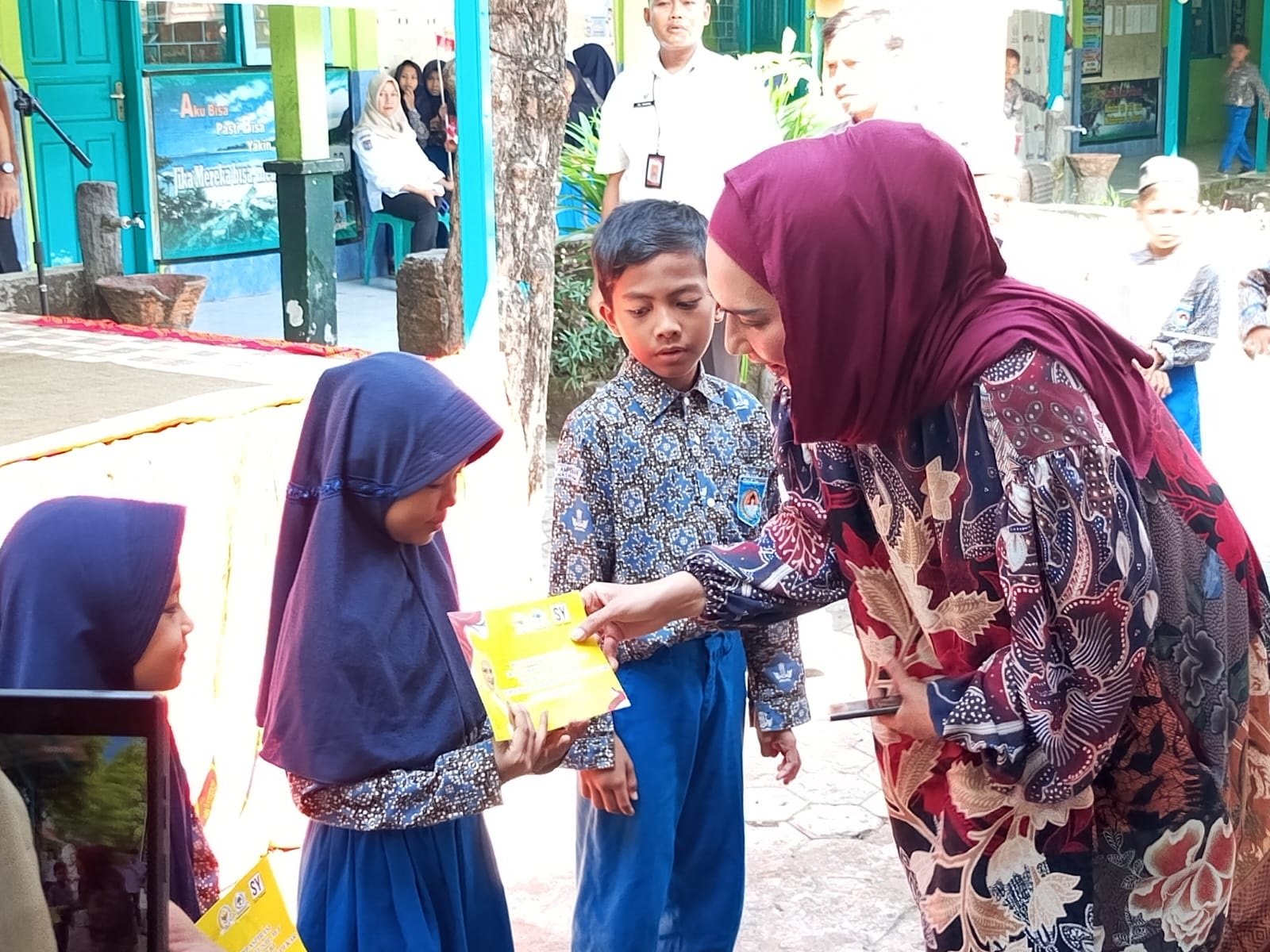Waket DPR RI Sari Yuliati Serahkan Beasiswa PIP di Mataram, Ratusan Ribu Kuota Disediakan untuk Siswa NTB