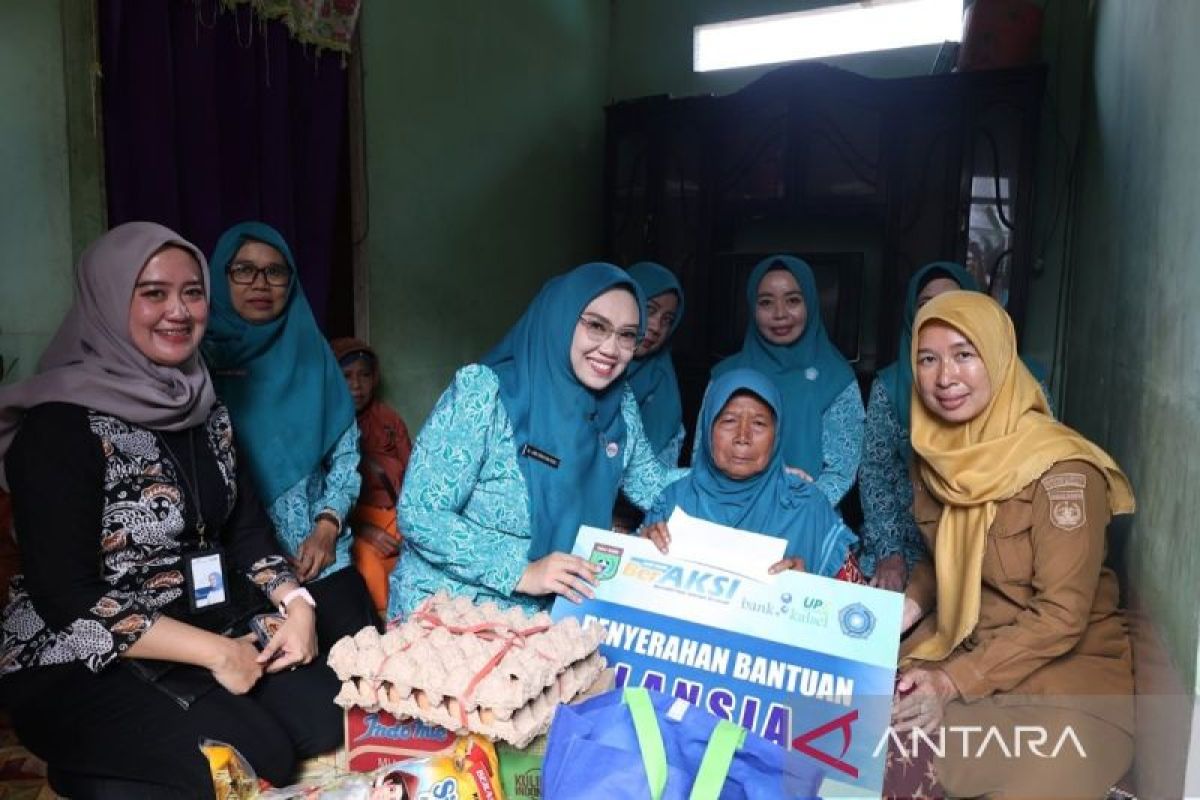 TP PKK Tanah Bumbu dan Bank Kalsel Salurkan Bantuan ke Marbot hingga Disabilitas di Tiga Desa, Warga Lansia Menangis Haru