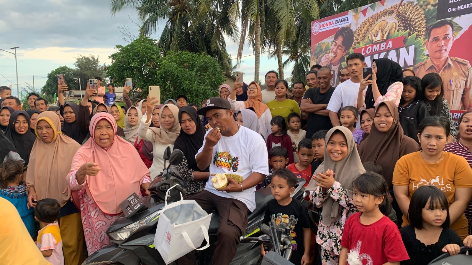 Lomba Makan Durian di Bangka Selatan Diserbu Ratusan Warga, Honda Babel Beli Langsung Hasil Panen Petani Lokal