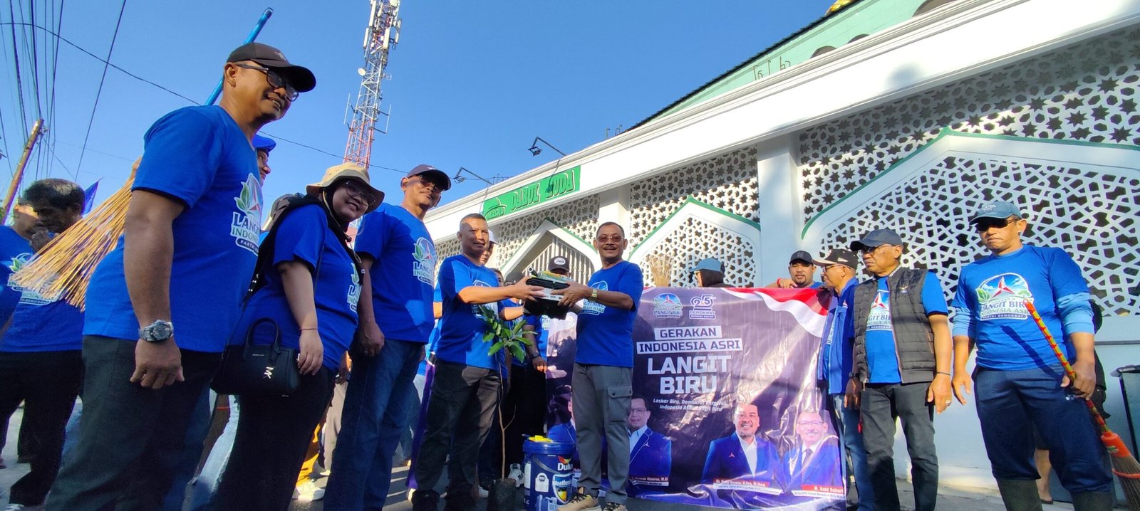 DPC Partai Demokrat Banjarbaru Peringati Milad ke-25 dengan Bersihkan, Cat, dan Tanami Pohon di Masjid Darul Huda