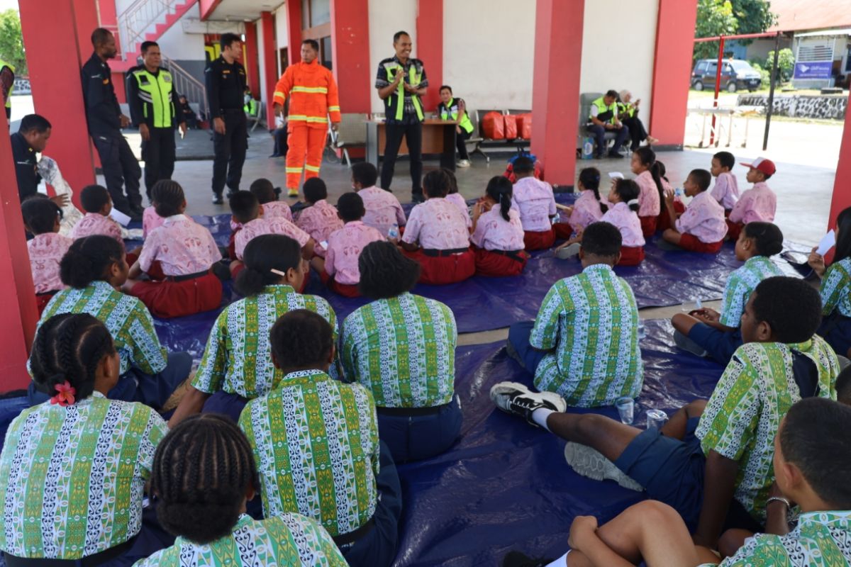Bandara Sentani Ajak 40 Siswa di Jayapura Kenali Keselamatan Penerbangan Lewat Program InJourney Community Care