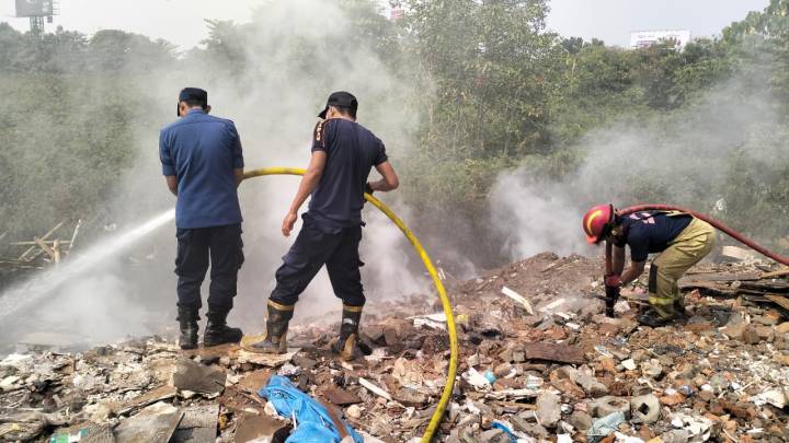 Kebakaran Lahan di Karang Tengah Tangerang, Damkar Suntik Air ke Timbunan Sampah Sedalam 2 Meter