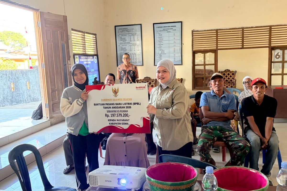 Pemprov Sulsel Resmi Salurkan Bantuan Pasang Baru Listrik untuk 130 Rumah di Gowa dan Bantaeng