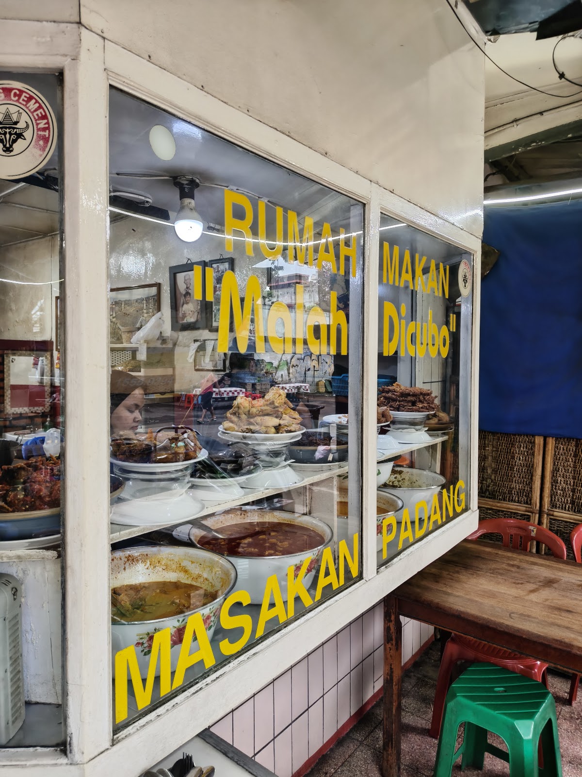 10 Rekomendasi Rumah Makan Padang di Jawa Barat Pilihan Terbaik 2026