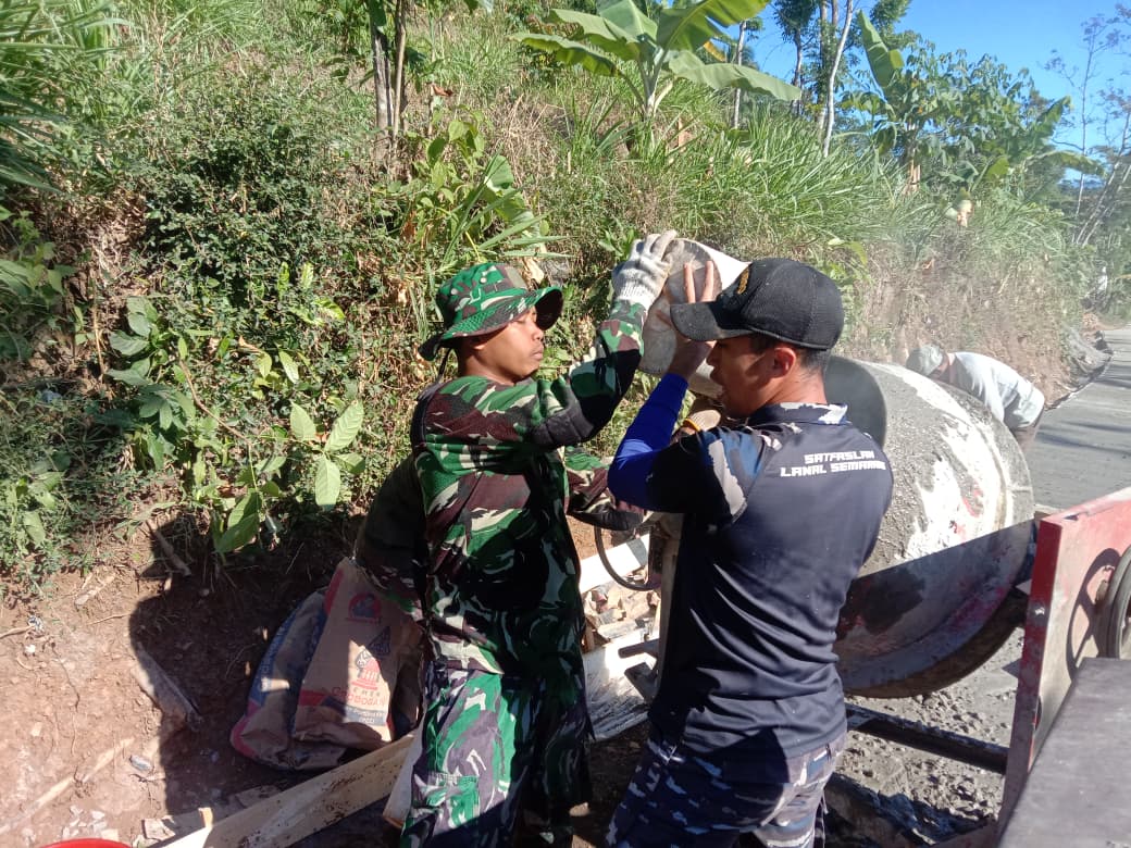 Pengecoran Jalan di Dusun Gombyong, Semarang, Dipercepat oleh Satgas TMMD Reguler ke-129 Bersama Warga