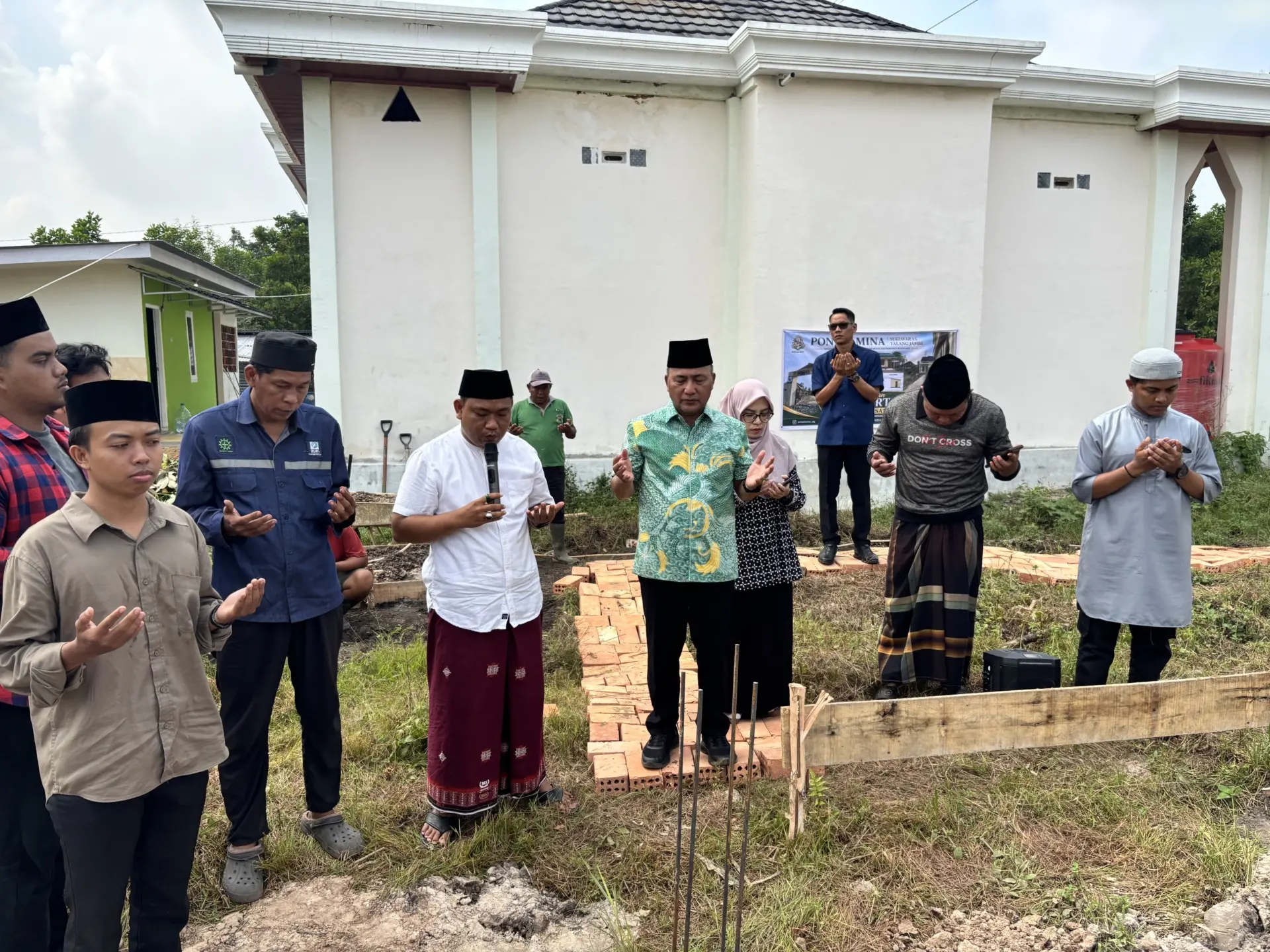 Asisten I Pemprov Sumsel Dr Apriyadi Letakkan Batu Pertama Asrama Santri Putri Ponpes MINA di Sugiwaras Talangjambe