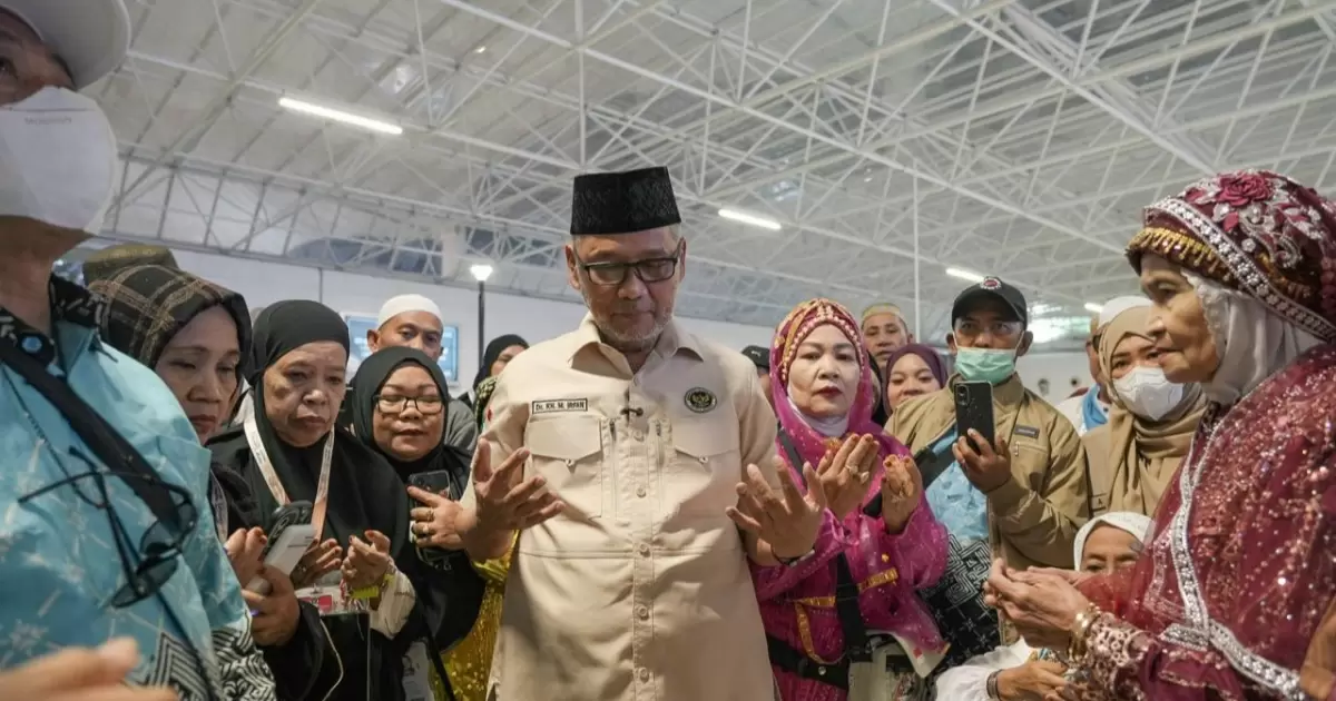 Menteri Haji Puji Kedisiplinan Jamaah Sulawesi Selatan saat Lepas Kloter UPG 7 di Bandara Jeddah