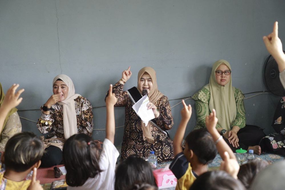 Bunda PAUD Tanjab Barat Hj. Fadhilah Sadat Salurkan Bantuan ke Anak Suku Duano Lewat Program JAMBUL