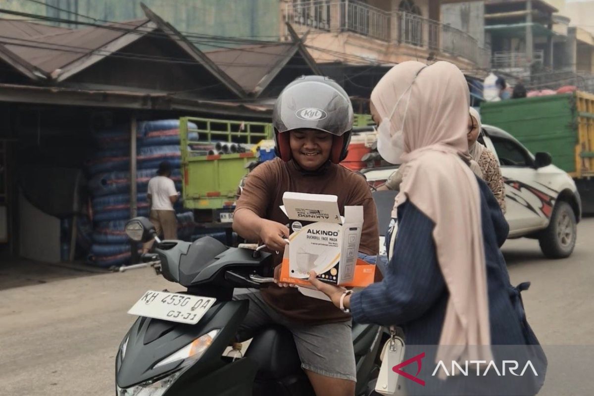 Pertamina Patra Niaga Balikpapan Kirim 30.400 Masker dan 1.355 Strip Vitamin untuk Warga Terdampak Karhutla di Kalbar dan Kalteng