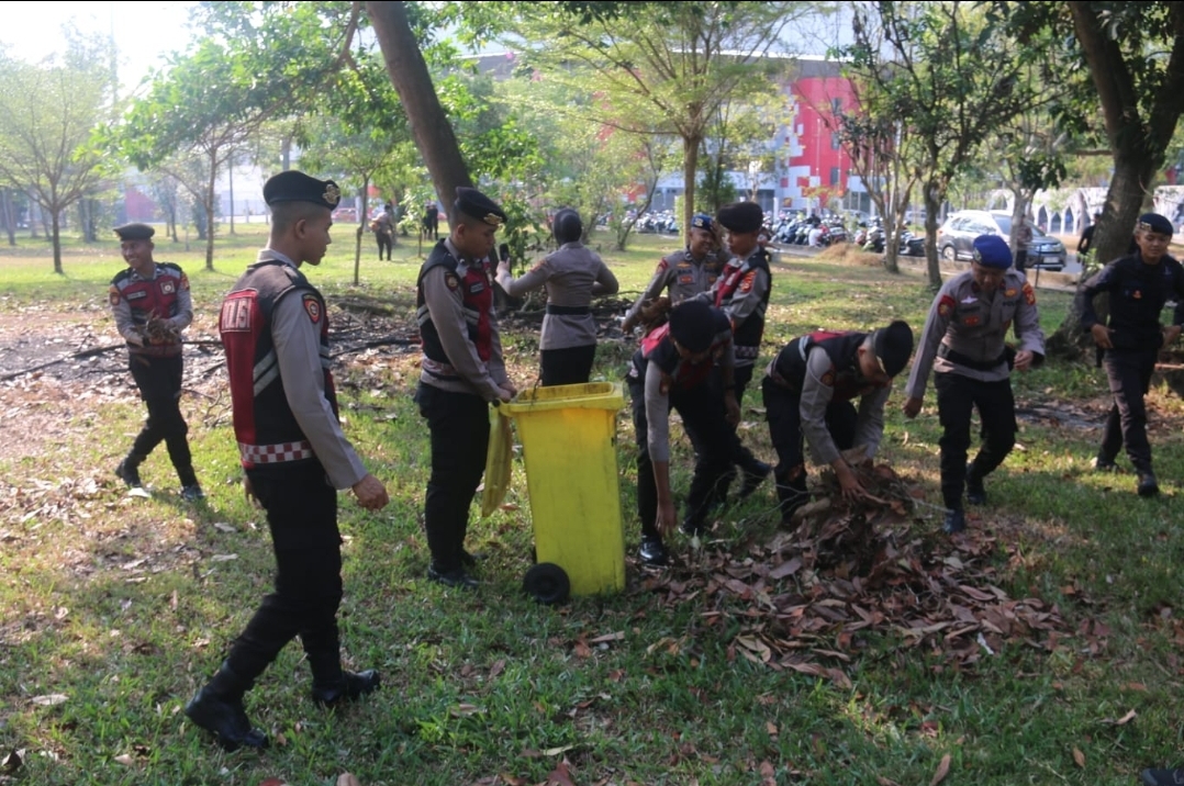 99 Personel Gabungan Polda Sumsel Bersihkan Jakabaring Sport City, Wujudkan Ruang Publik Asri untuk Warga Palembang