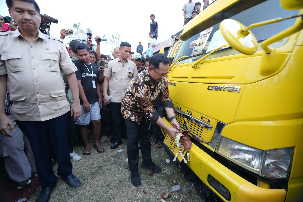 Mendagri Tito Karnavian Lepas 125 Truk Genteng Purwakarta untuk Program Gentengisasi Prabowo