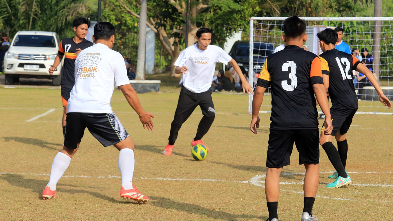 Bupati Kaur Gusril Pausi Buka Turnamen Mini Soccer Antar-OPD HUT ke-81 RI, Setda A Taklukkan Satpol-PP 3-0