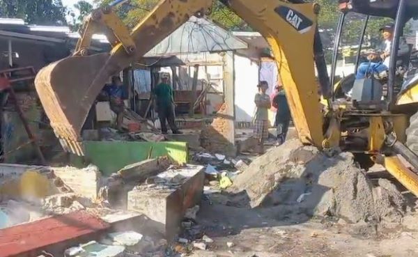 178 PKL di Mariso Makassar Bongkar Mandiri Lapak Setelah 53 Tahun Kuasai Fasilitas Umum, Pemkot Turunkan Alat Berat