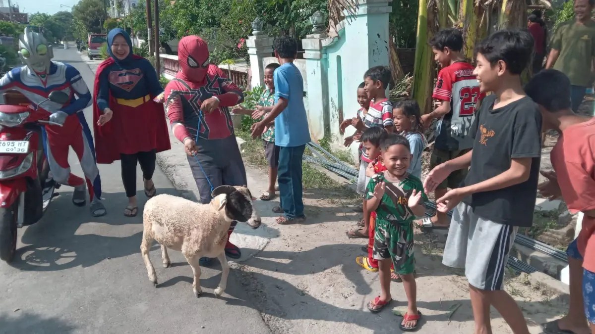 Idul Adha di Masjid Sudarto Milatoen Sukoharjo: Superhero Dongengkan Kisah Nabi Ibrahim, Anak-Anak Antusias Saksikan Penyembelihan Kurban