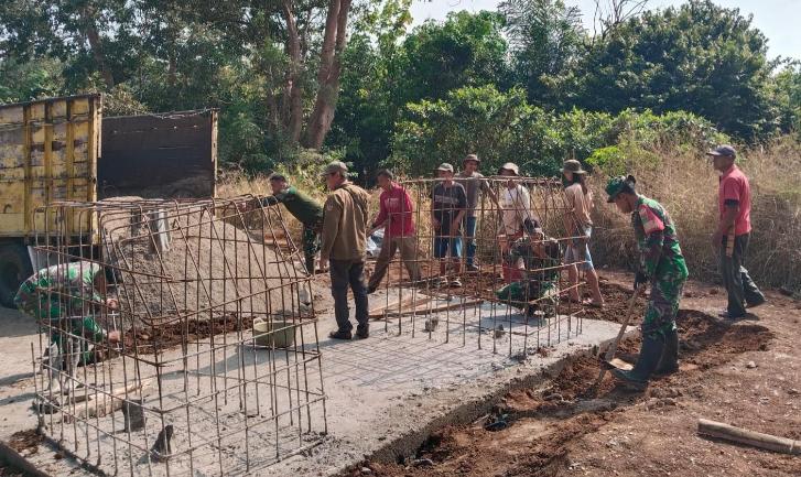 Babinsa dan Warga Gotong Royong Ngecor Pondasi Jembatan Perintis Garuda di Lampung Utara, Hubungkan Dua Desa