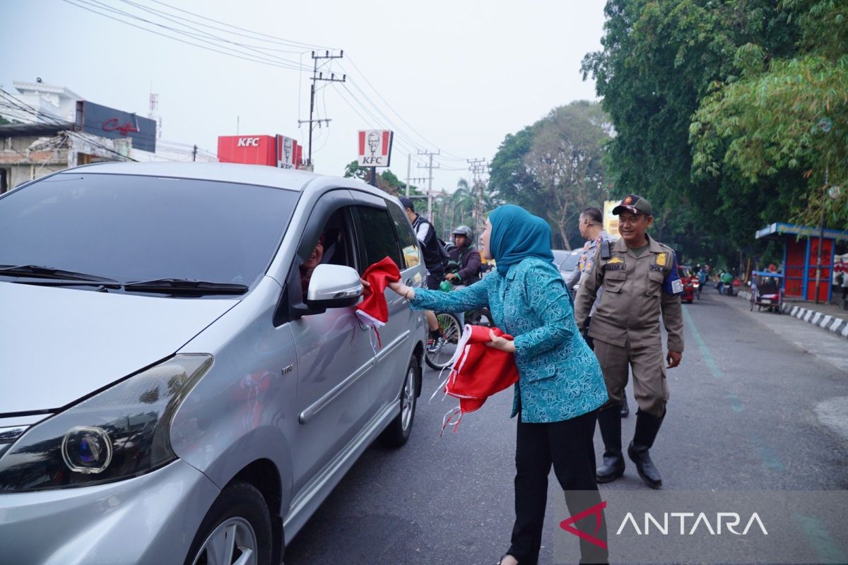 Pemkot Palembang Bagikan 5.000 Bendera Merah Putih Gratis di Kambang Iwak dan Simpang Lima untuk HUT Ke-81 RI