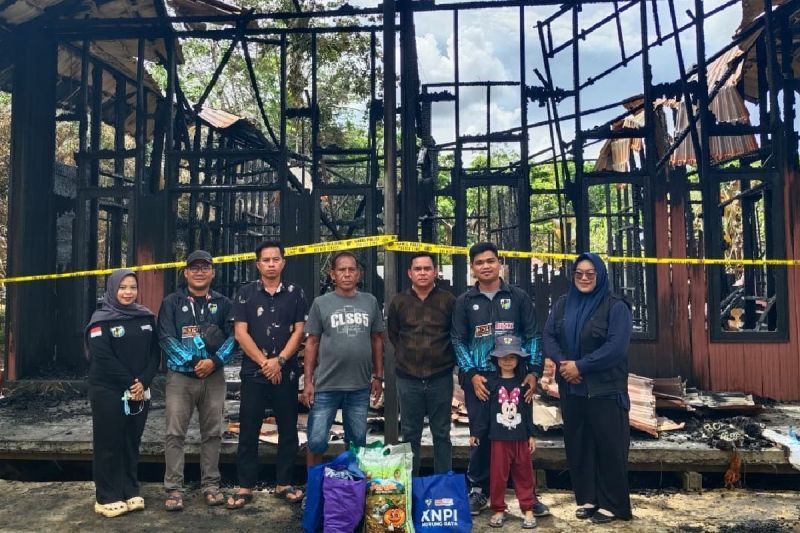 KNPI Murung Raya Salurkan Bantuan Sembako dan Uang Tunai untuk Korban Kebakaran di Danau Usung, 8 Warga Terdampak