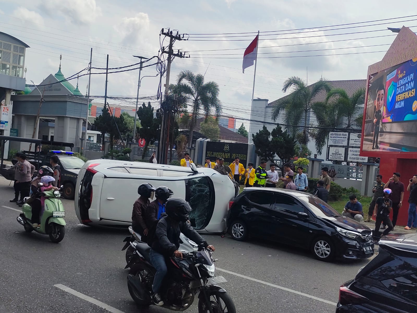 Kecelakaan Depan Kejari Palembang, Honda CR-V Terguling Usai Tabrak Dua Mobil Terparkir