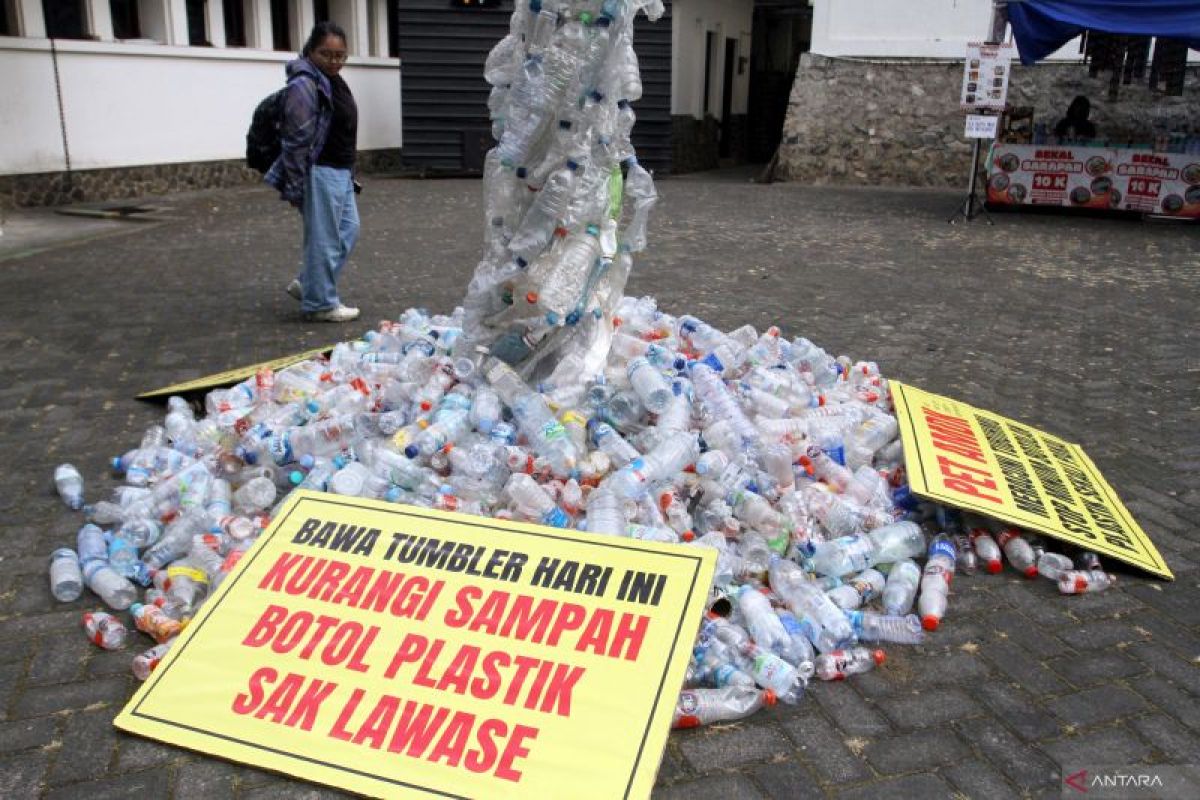 Ancaman Mikroplastik di Sumatera Barat: 240.000 Partikel per Liter Air Kemasan, Pelajaran dari Sejarah Plastik