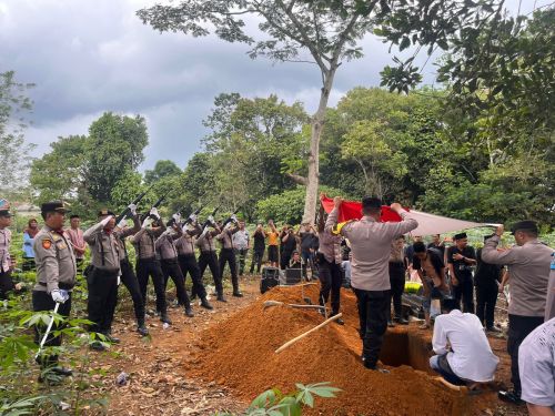 Polres Lampung Utara Beri Penghormatan Terakhir untuk Brigadir Purn. Jasman Rozali Hasan, Eks Bhabinkamtibmas yang Wafat karena Sakit