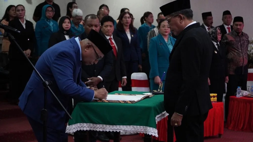 Setelah Dua Tahun Jadi Plh dan Pj, Robert Sapulette Resmi Dilantik Wali Kota Ambon sebagai Sekda Definitif