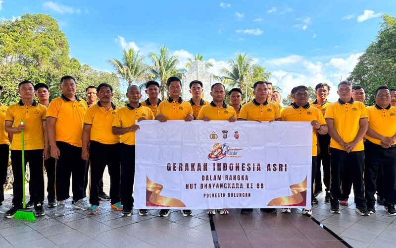 80 Personel Polresta Bulungan Bersihkan Makam Pahlawan Jelang HUT Bhayangkara ke-80