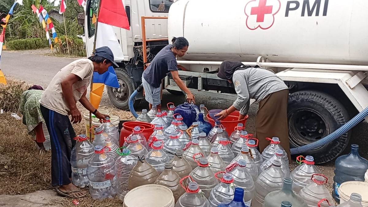 PMI Kabupaten Tegal Kirim 8.000 Liter Air Bersih ke 176 Kepala Keluarga di Jatinegara dan Suradadi