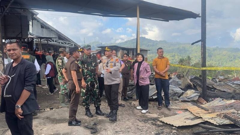 Kapolres Enrekang Turun Langsung ke Lokasi Kebakaran 9 Kios Pasar Agro Sumillan, Kerugian Capai Ratusan Juta