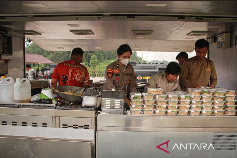 Polda Kalteng Dirikan Dapur Lapangan di Bukit Batu, 200 Porsi Makanan Disiapkan untuk Petugas Pemadam Karhutla